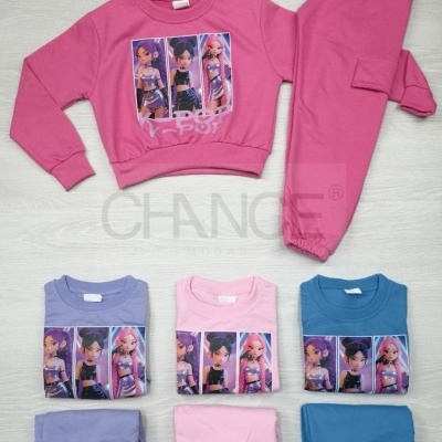 Conjunto infantil colorido com estampa de personagens e texto K-POP