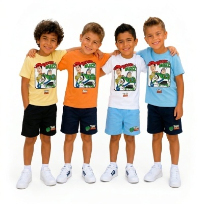 Quatro rapazes com t-shirts coloridas do Woody e Buzz e calções com ténis brancos