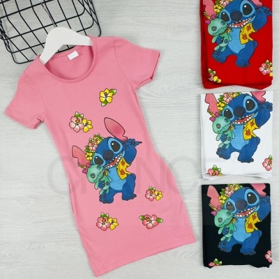 Vestido infantil rosa com estampa do Stitch e flores amarelas e rosas, quatro vestidos dobrados nas cores vermelho, branco e preto com a mesma estampa.