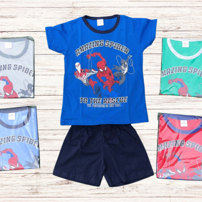 Conjunto t-shirt azul com estampa Homem-Aranha e calções, mais quatro t-shirts em sacos plásticos de cores variadas