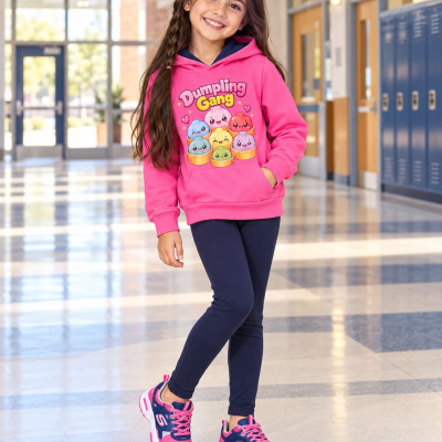 Menina com camisola de capuz rosa e leggings azuis num corredor escolar