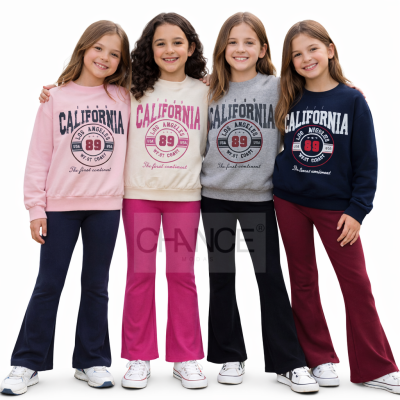 Quatro meninas com sweatshirts estampadas CALIFORNIA 89 e calças coloridas em fundo branco.