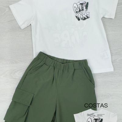 Conjunto infantil de t-shirt branca com texto 'CITY VIBE' e calções verdes com bolso