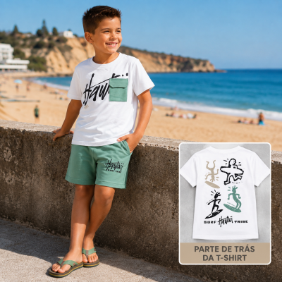 Criança com roupa casual verão na praia com t-shirt e calções verdes e brancos.