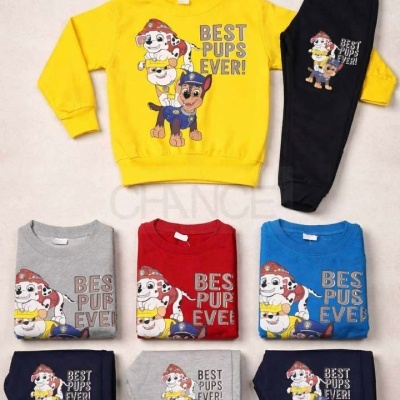 Conjunto de roupa infantil com estampado de personagens de desenhos animados e texto BEST PUPS EVER.