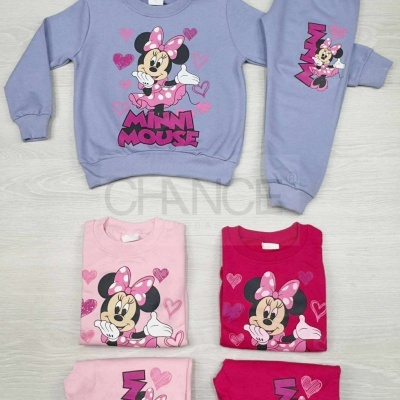 Conjunto de roupa infantil com camisola e calças estampadas da Minnie Mouse em cores castanho, rosa claro e vermelho.
