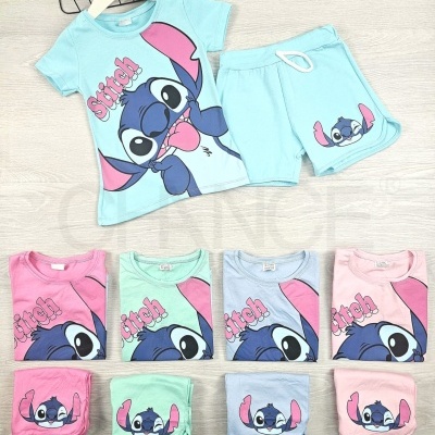 Conjunto infantil azul claro com t-shirt e calções estampados com Stitch e texto 'Stitch'