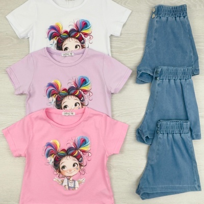 Três t-shirts coloridas infantis com estampa de menina e três calções azuis claros elásticos