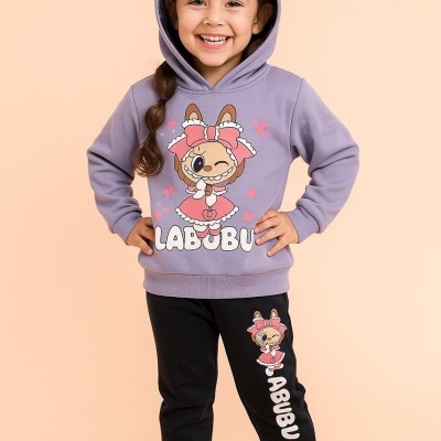 Conjunto infantil com hoodie lilás e calças pretas com estampa de personagem e texto LABUBU.