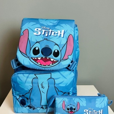 Mochila e estojo azuis com imagens do personagem Stitch da Disney