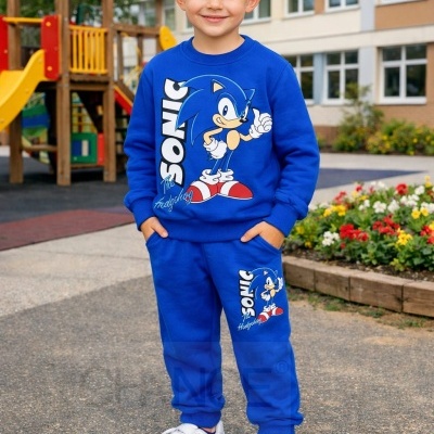 Menino com fato de treino azul com Sonic the Hedgehog em parque infantil