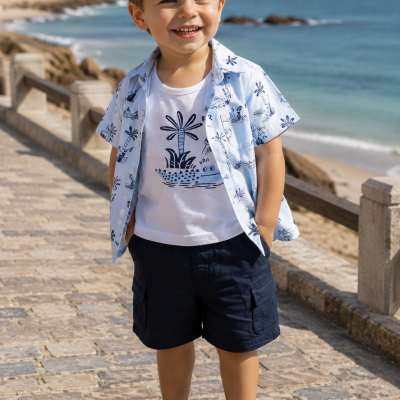 Menino feliz vestido com roupas de verão na praia