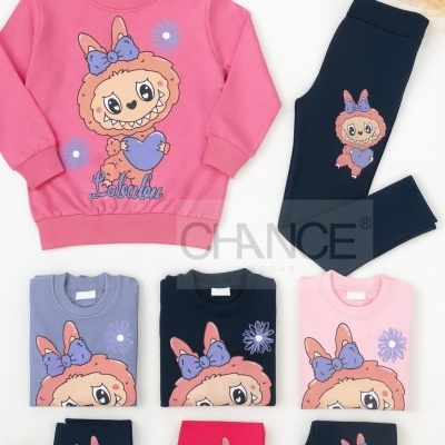 Conjunto infantil colorido com estampa de personagem Labubu.