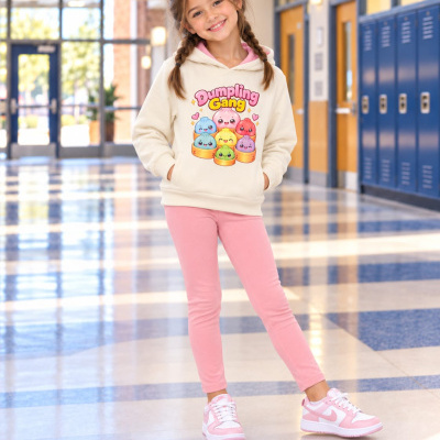 Menina de roupa casual colorida com estampa Dumpling Gang numa escola