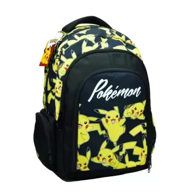 Mochila preta com padrão amarelo de Pikachu, texto Pokémon branco na frente