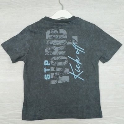 T-shirt cinza escuro de manga curta com texto no verso pendurada