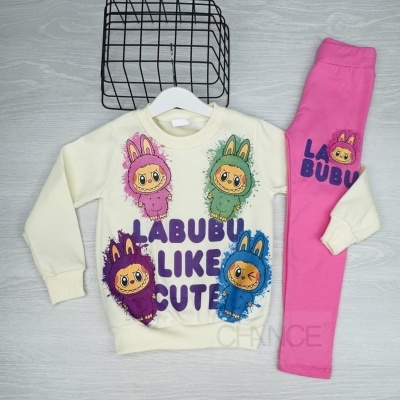 Conjunto infantil camisola creme com bonecos coloridos e texto, calças rosa com estampa em fundo cinzento