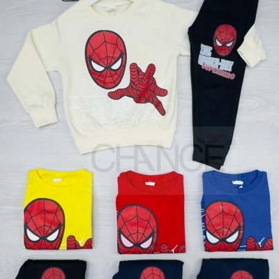 Roupa infantil com estampa do Homem-Aranha em várias cores