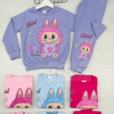 Conjunto de roupa para crianças com estampa de personagem cartoon de coelho e texto