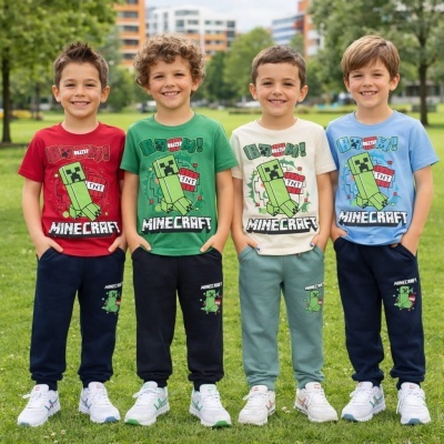 Quatro rapazes com roupas do Minecraft em diversas cores, num parque