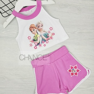 Conjunto infantil branco e rosa com personagens e flores, em cabide branco sobre superfície clara