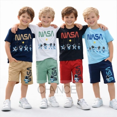 Crianças com t-shirts e calções temáticos NASA em várias cores, posando juntas sobre fundo branco.