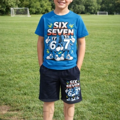 Menino com conjunto azul e preto com estampado SIX SEVEN 6 7 em campo de futebol.