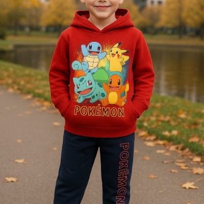 Camisola vermelha de menino com personagens Pokémon e calças azul escuro com texto Pokémon.
