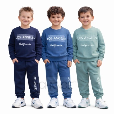 Três crianças com fatos de treino com texto LOS ANGELES California em três cores distintas.