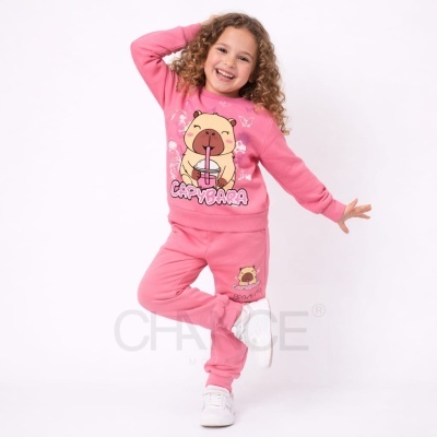 Menina a usar conjunto rosa com estampado de capivara e texto CAPYBARA