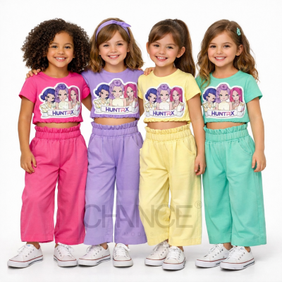 Quatro meninas com roupa colorida e sapatos brancos posando juntas.