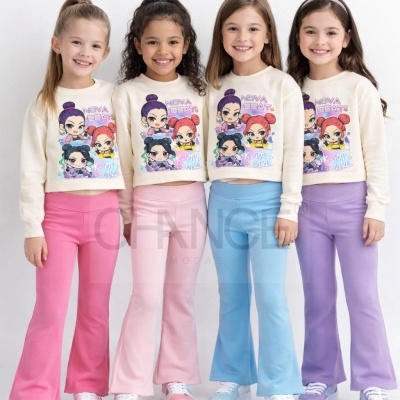 Meninas com roupas coloridas e camisolas com personagens animadas num fundo branco.