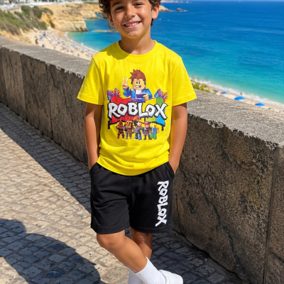 Criança com t-shirt amarela e calções pretos com desenho ROBLOX em passeio junto ao mar