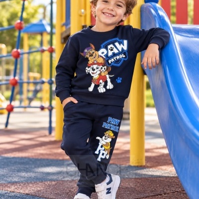 Criança com fato PAW PATROL azul escuro em parque infantil.