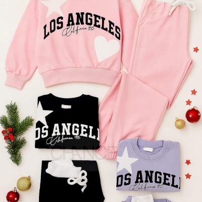Conjunto de roupa infantil com sweatshirt e calças de ganga em rosa, preto e lilás com estampados e decoração natalícia