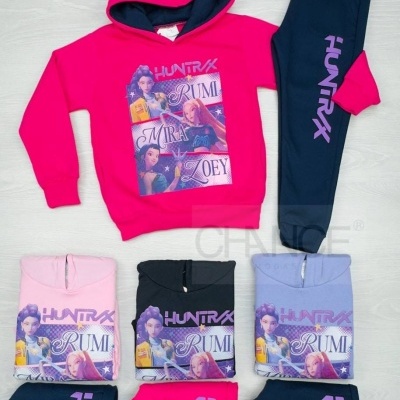 Conjunto infantil colorido com capuz e calças com personagens e texto HUNTRX