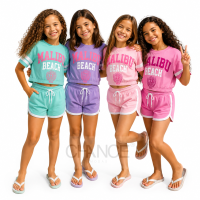 Conjuntos de roupa infantil coloridos com texto MALIBU BEACH nas t-shirts