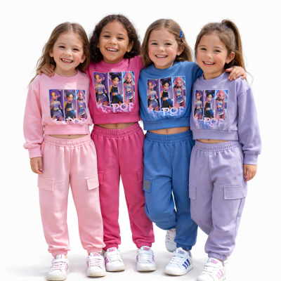 Crianças vestindo conjuntos coloridos com estampas de personagens de desenhos animados.