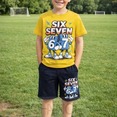 Menino com conjunto amarelo e azul com estampado de números seis e sete no campo de futebol
