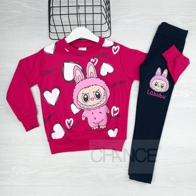 Conjunto infantil rosa e preto com personagem de coelho e corações
