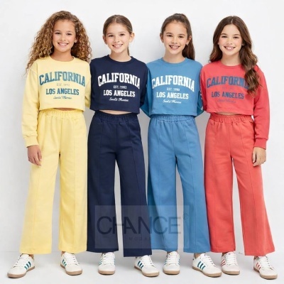 Conjunto de roupa para meninas com calças largas e camisolas crop em quatro cores diferentes, amarelo, azul escuro, azul claro e vermelho, com texto impresso.