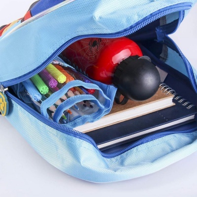 Mochila azul clara aberta com lancheira Homem-Aranha, canetas coloridas, caderno e livro