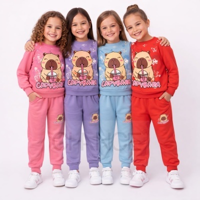 Meninas com fatos de treino coloridos e estampa de capivara a beber