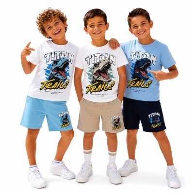 Três rapazes com conjuntos de camisolas e calções com estampa de dinossauro e texto TITAN TRAILS