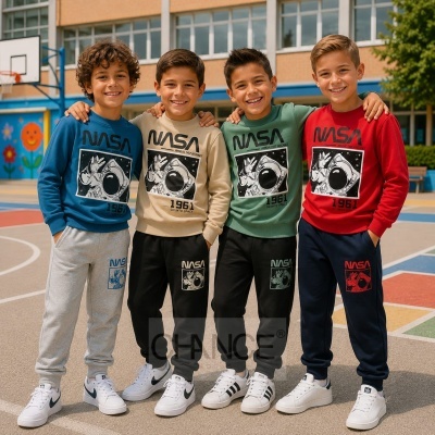 Quatro meninos com fatos de treino NASA coloridos ao ar livre numa quadra de basquetebol.