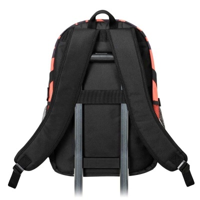 Mochila preta e vermelha presa a uma mala de rodas cinza