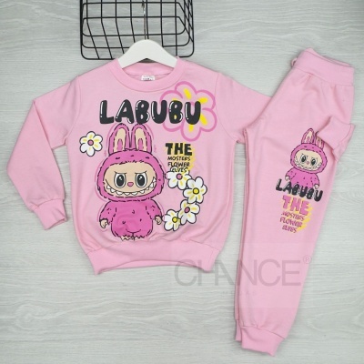 Conjunto infantil rosa com personagem e flores, texto LABUBU