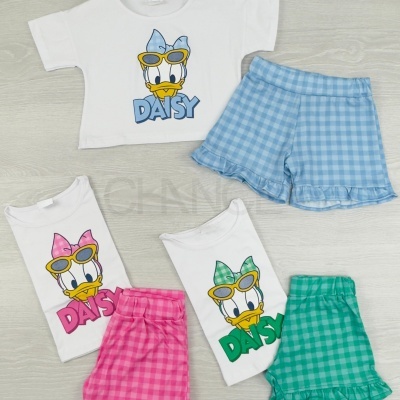 Conjunto infantil com t-shirt branca Daisy e shorts em padrões xadrez azul, rosa e verde