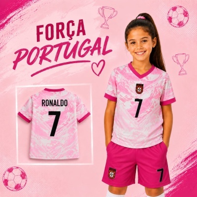 Menina com camisola e calção de futebol rosa com número 7 e brasão de Portugal