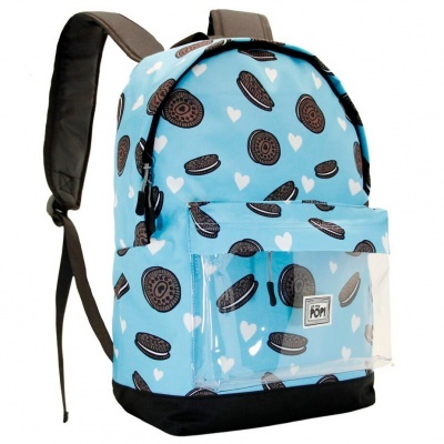 Mochila azul clara com padrões de bolachas e corações com bolso transparente